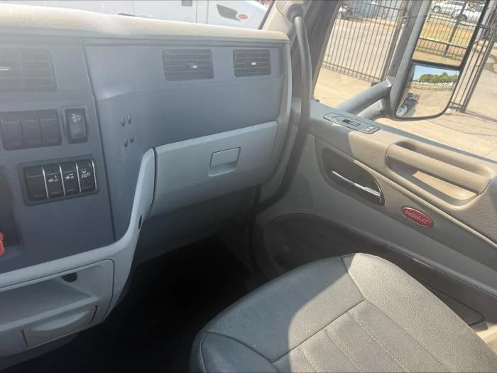 2021 Peterbilt 579 in Dallas, TX — photo 10
