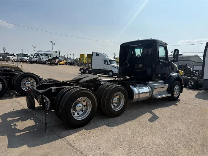 2021 Peterbilt 579 in Dallas, TX — photo 30