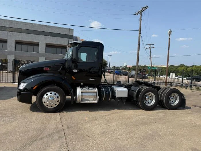 2021 Peterbilt 579 in Dallas, TX — photo 4