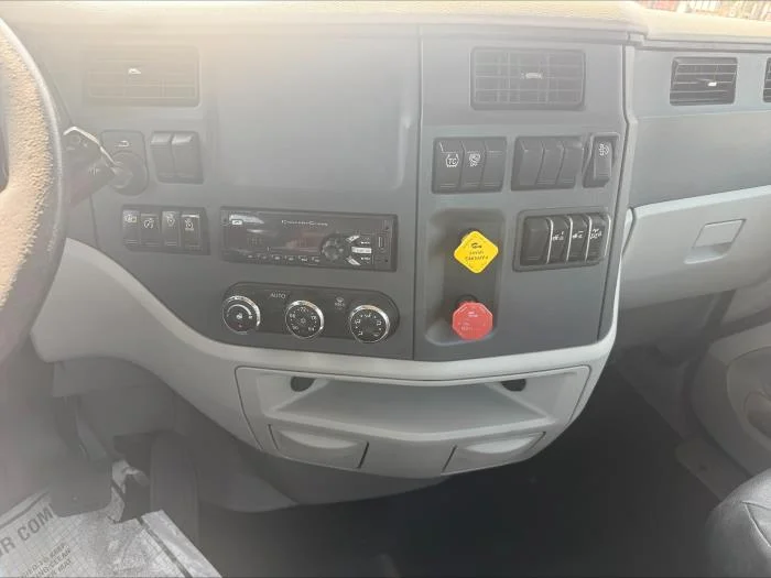 2021 Peterbilt 579 in Dallas, TX — photo 9