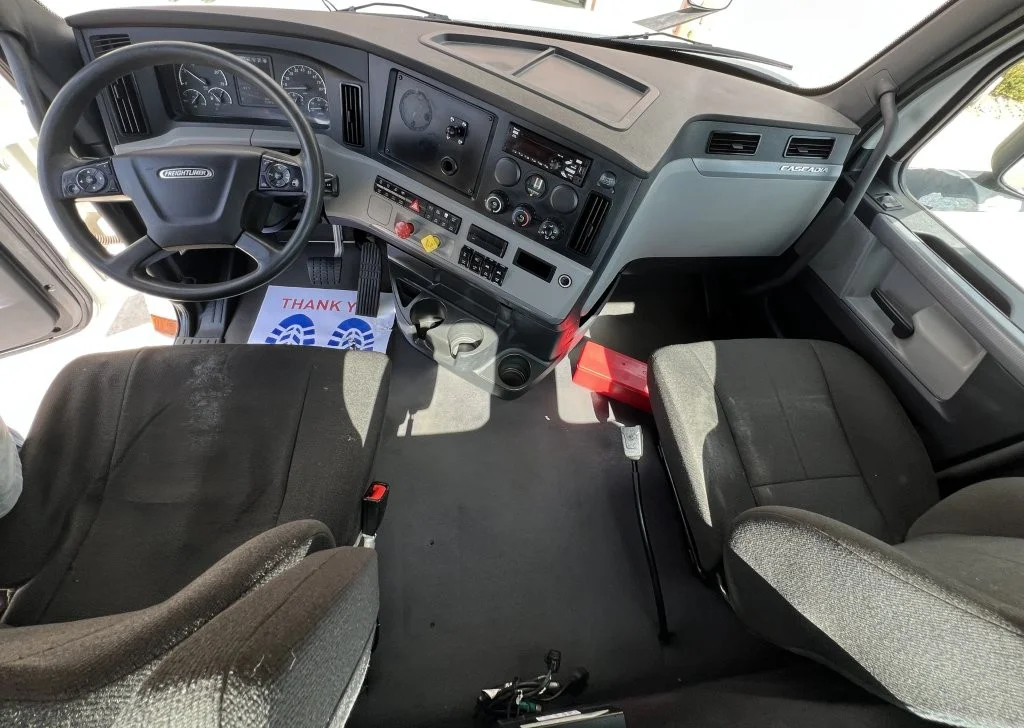 2021 Freightliner Cascadia in Evansville, IN — photo 11