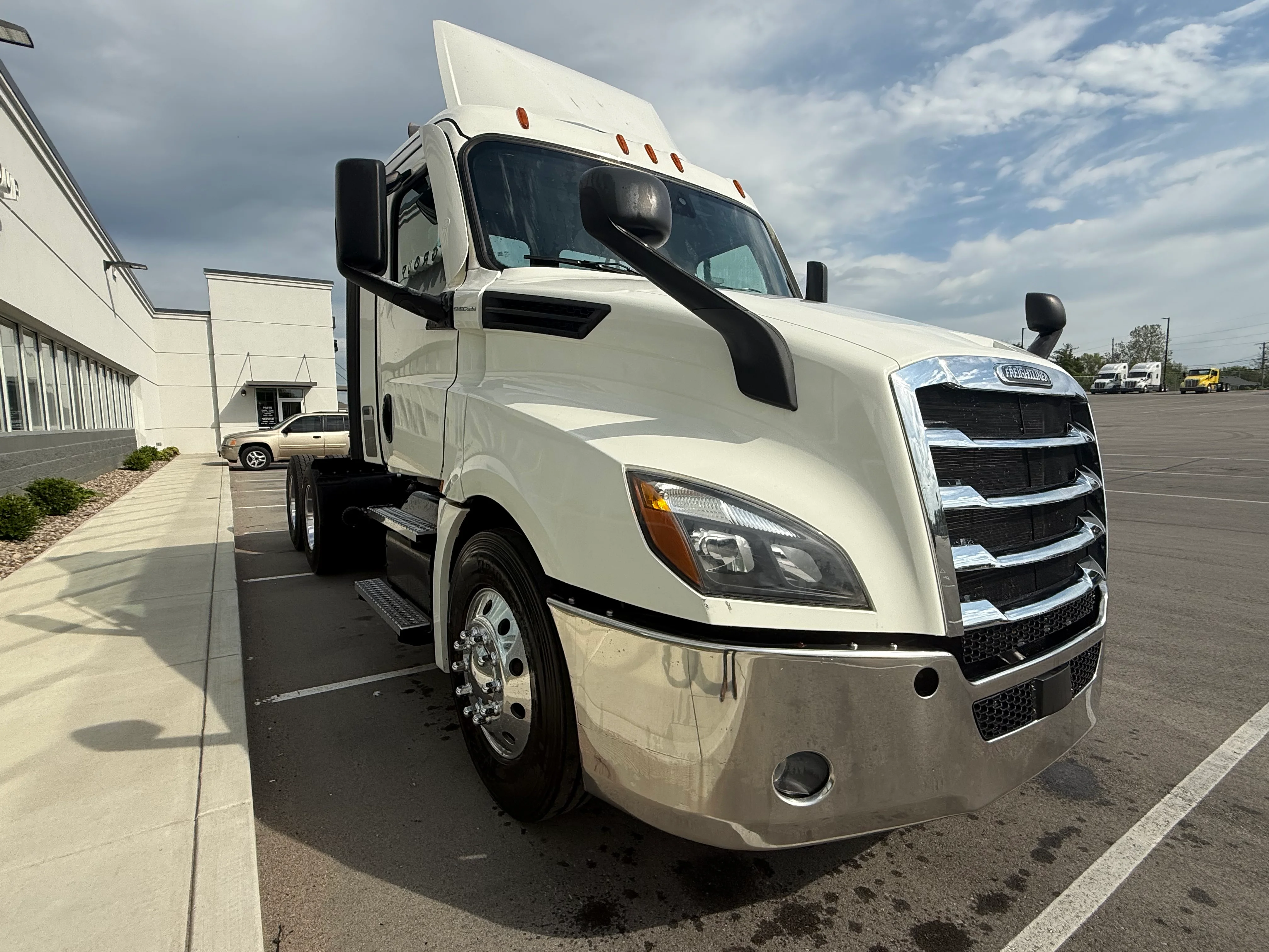2021 Freightliner Cascadia in Evansville, IN — photo 5
