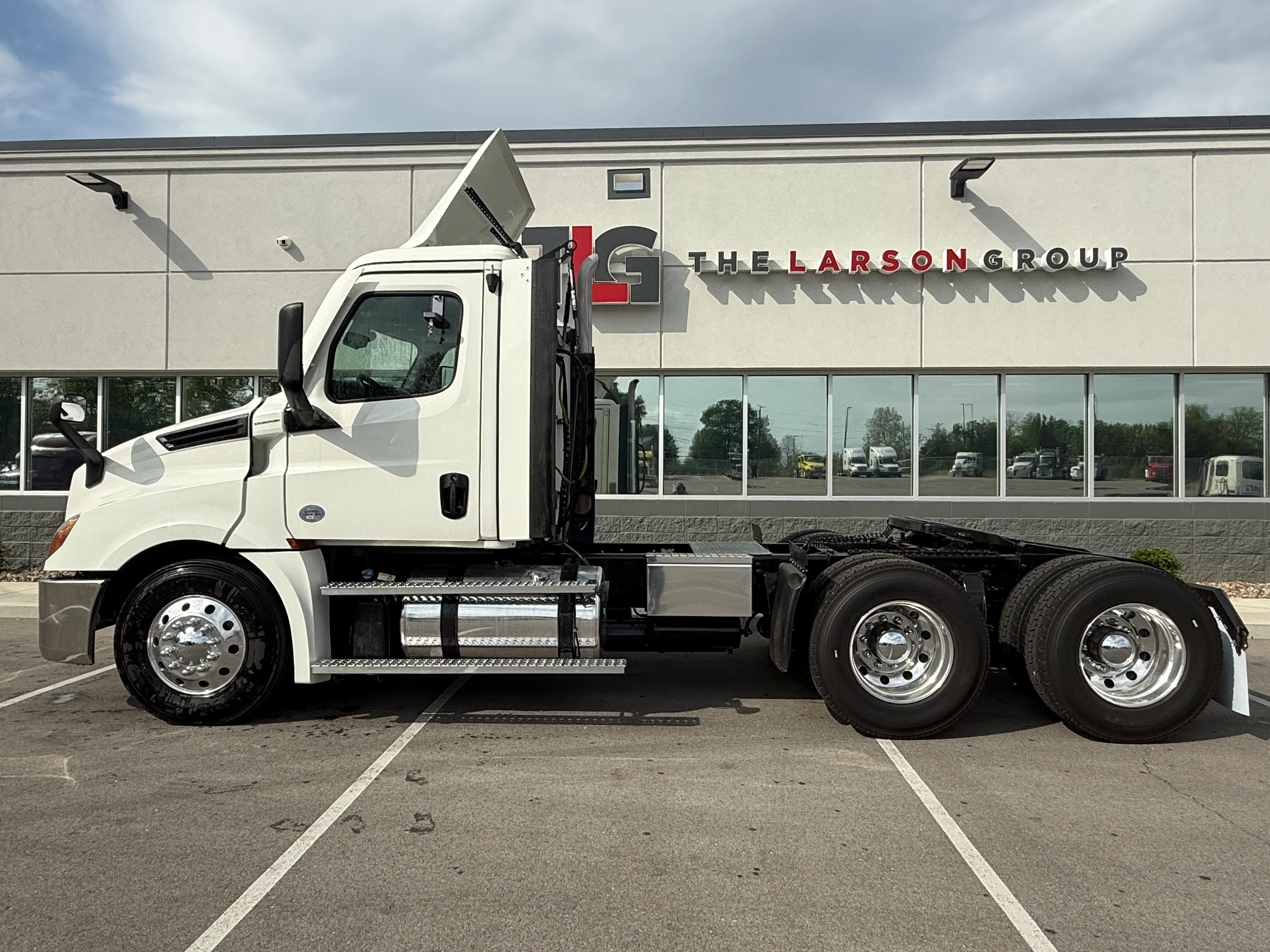 2021 Freightliner Cascadia in Evansville, IN — photo 2