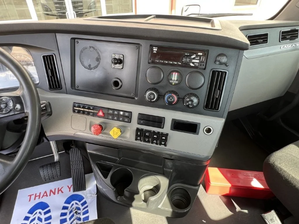 2021 Freightliner Cascadia in Evansville, IN — photo 10