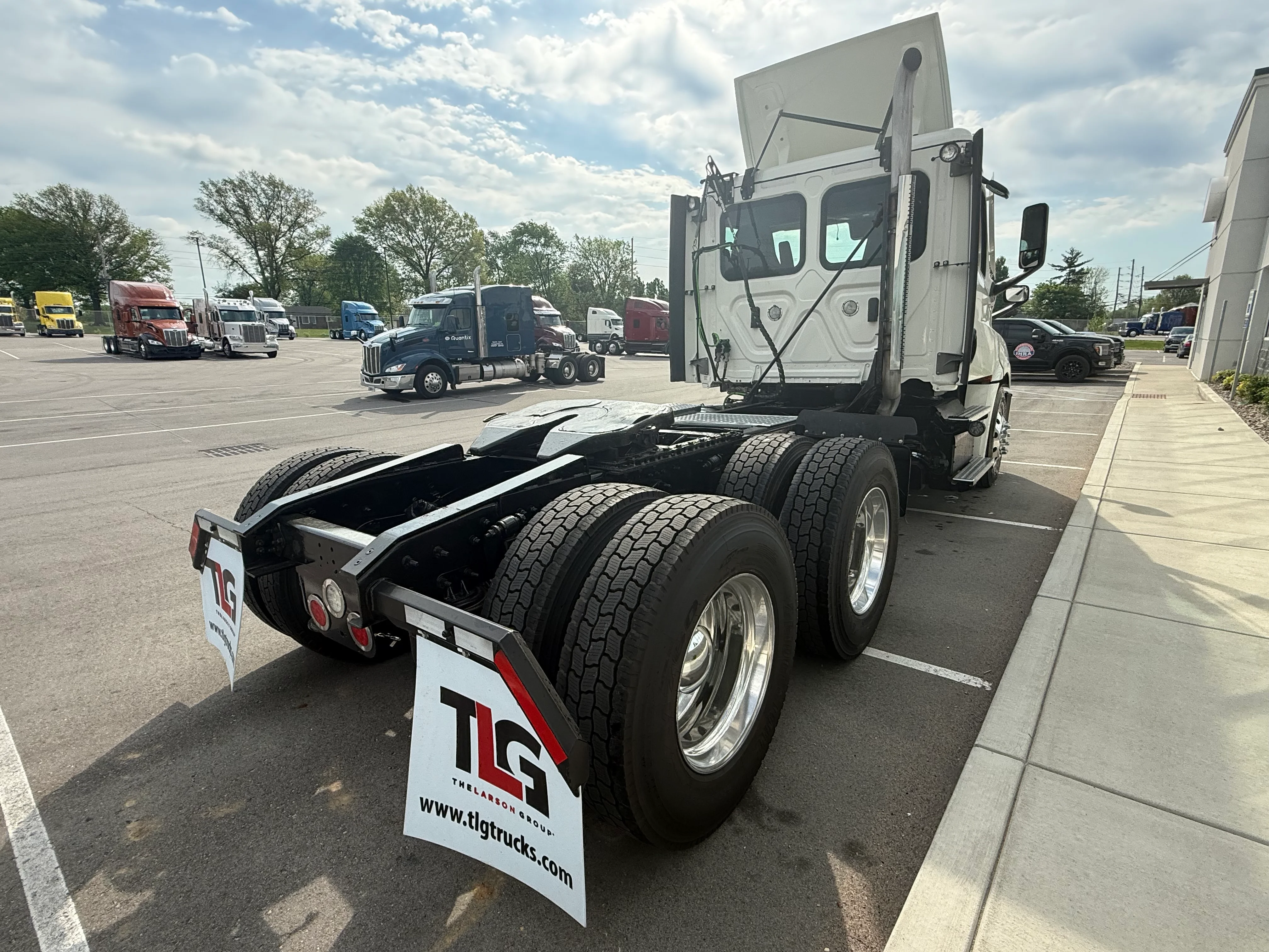2021 Freightliner Cascadia in Evansville, IN — photo 4