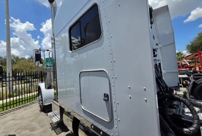2023 Peterbilt 389 — photo 13