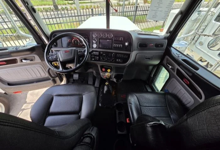 2023 Peterbilt 389 — photo 17