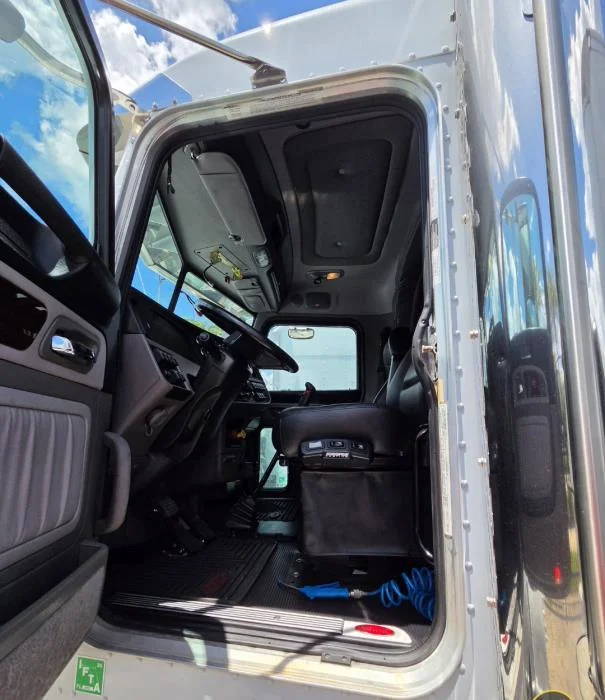 2023 Peterbilt 389 — photo 24