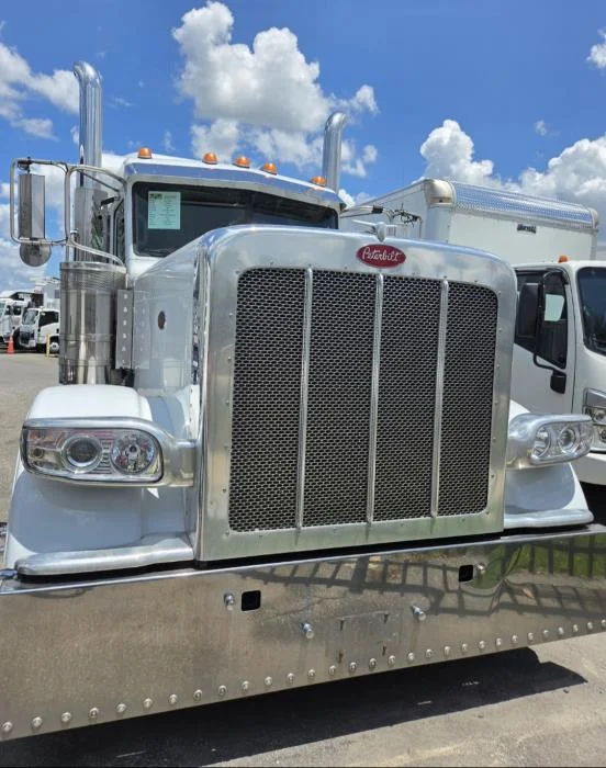 2023 Peterbilt 389 — photo 11