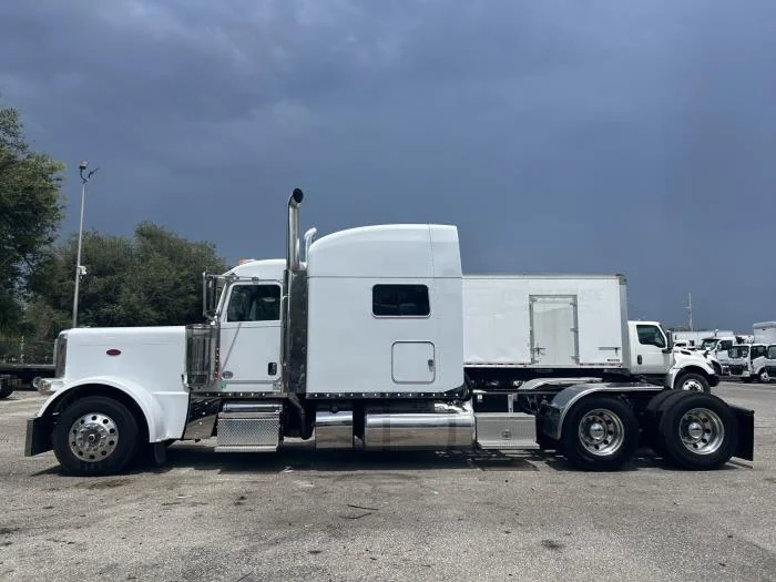 2023 Peterbilt 389 — photo 3