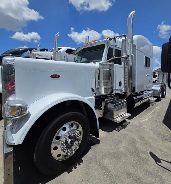 2023 Peterbilt 389 — photo 9
