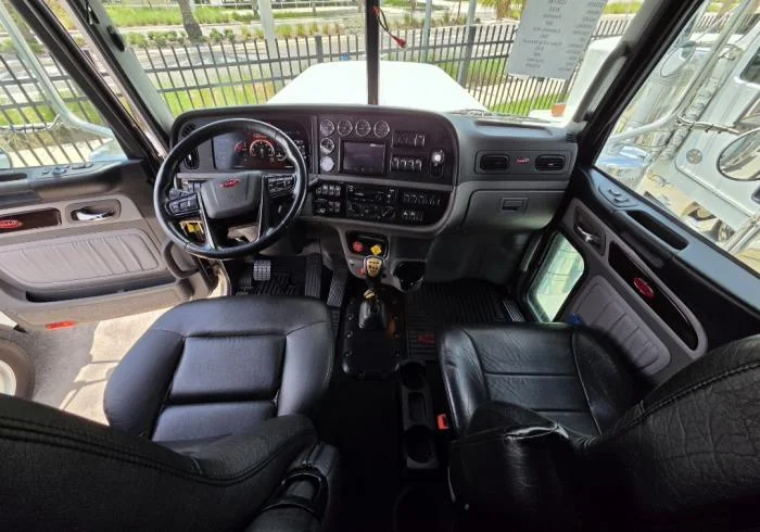 2023 Peterbilt 389 — photo 20