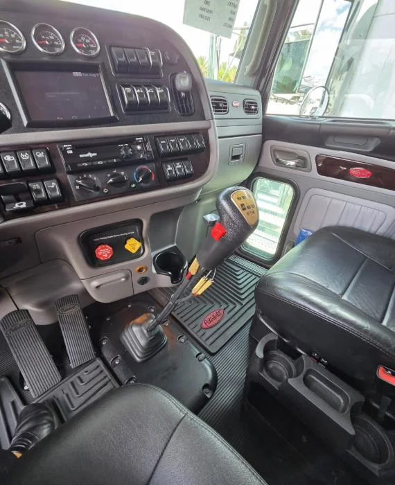 2023 Peterbilt 389 — photo 15
