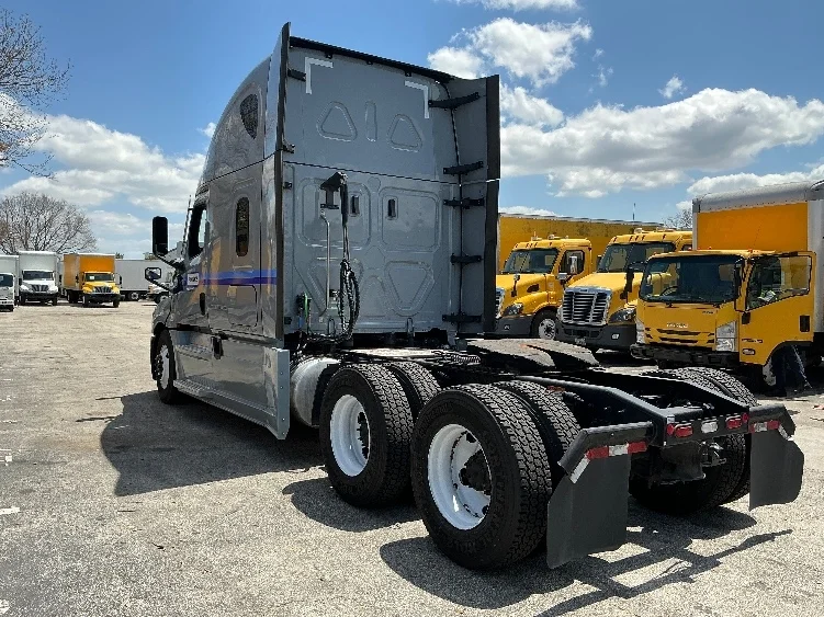 2023 Freightliner Cascadia - image 5