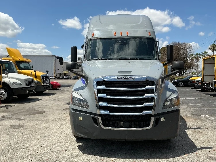 2023 Freightliner Cascadia - image 2