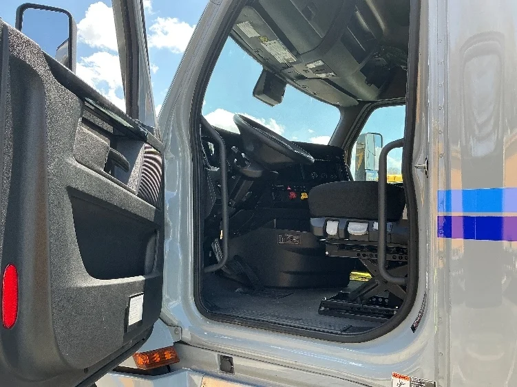 2023 Freightliner Cascadia - image 9