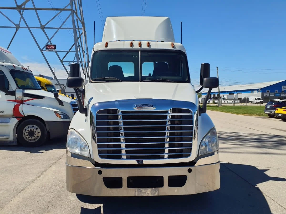 2019 Freightliner Cascadia in Indianapolis, IN — photo 2
