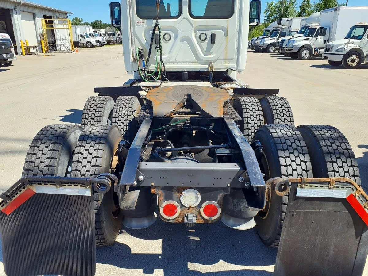 2019 Freightliner Cascadia in Indianapolis, IN — photo 12