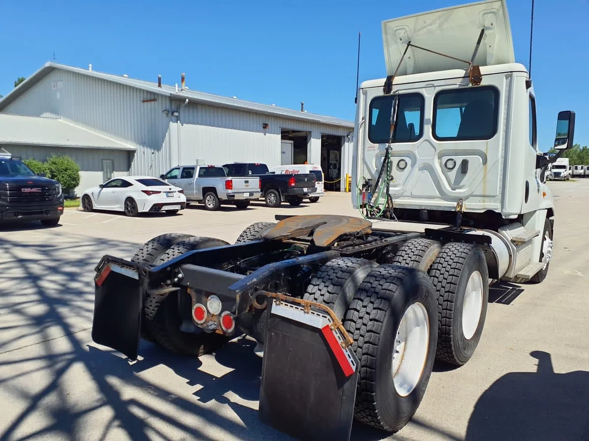 2019 Freightliner Cascadia in Indianapolis, IN — photo 4