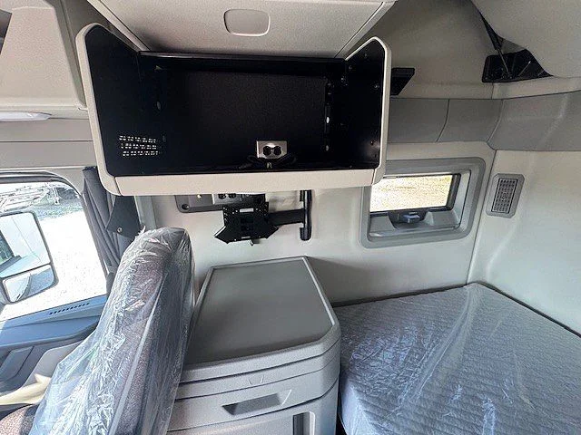2027 Volvo VNL 860 in London, OH — photo 10