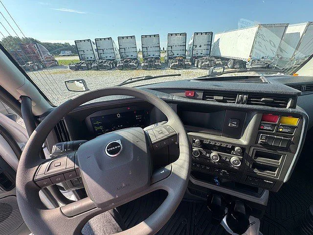 2027 Volvo VNL 860 in London, OH — photo 7