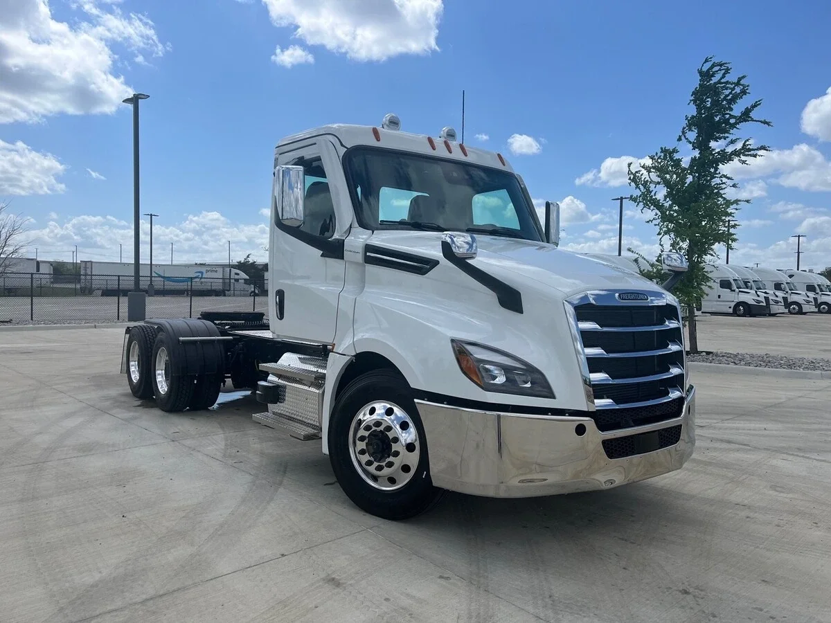 2027 Freightliner Cascadia - image 3