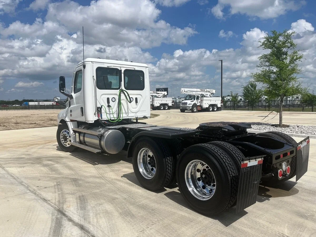 2027 Freightliner Cascadia - image 7