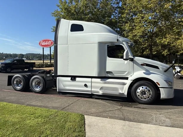 2023 Peterbilt 579 in Troutdale, OR — photo 2