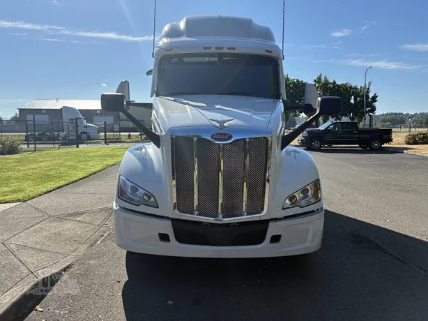 2023 Peterbilt 579 in Troutdale, OR — photo 3