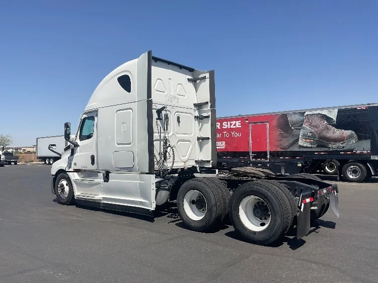 2022 Freightliner Cascadia in Phoenix, AZ — photo 5