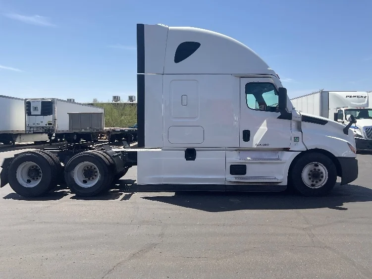 2022 Freightliner Cascadia in Phoenix, AZ — photo 8