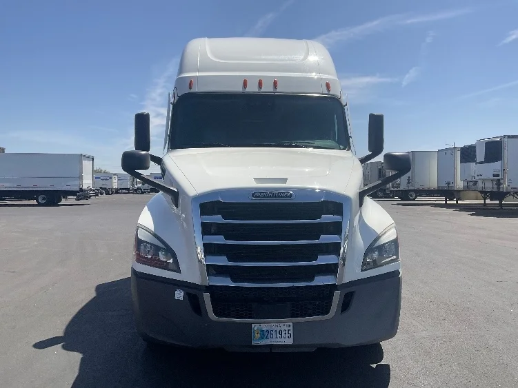 2022 Freightliner Cascadia in Phoenix, AZ — photo 2