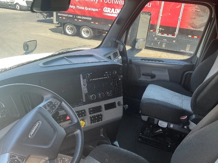 2022 Freightliner Cascadia in Phoenix, AZ — photo 10