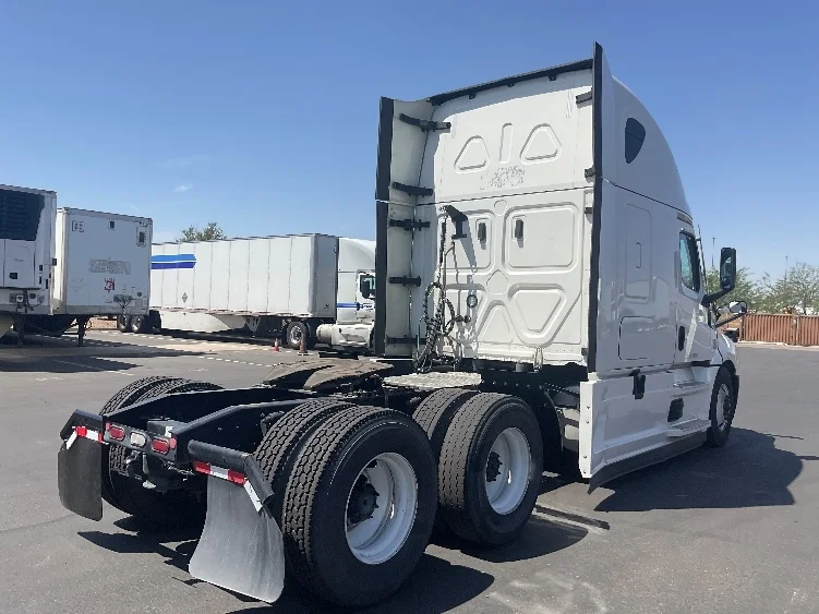 2022 Freightliner Cascadia in Phoenix, AZ — photo 7