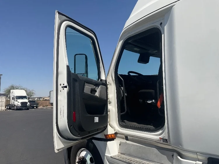 2022 Freightliner Cascadia in Phoenix, AZ — photo 9