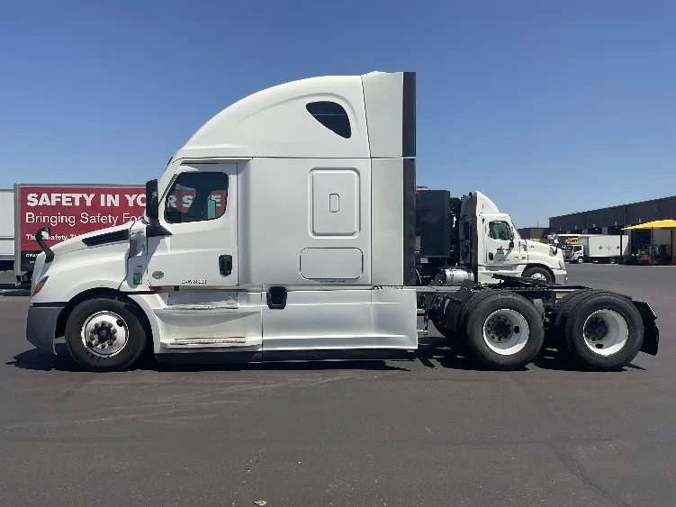 2022 Freightliner Cascadia in Phoenix, AZ — photo 4