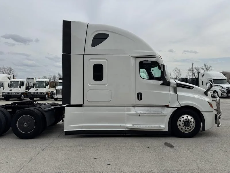 2024 Freightliner Cascadia - image 8