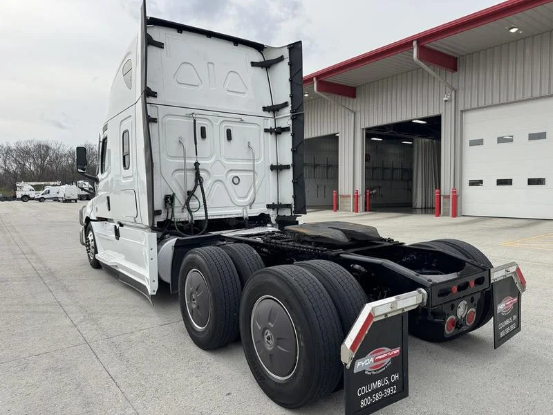 2024 Freightliner Cascadia - image 5