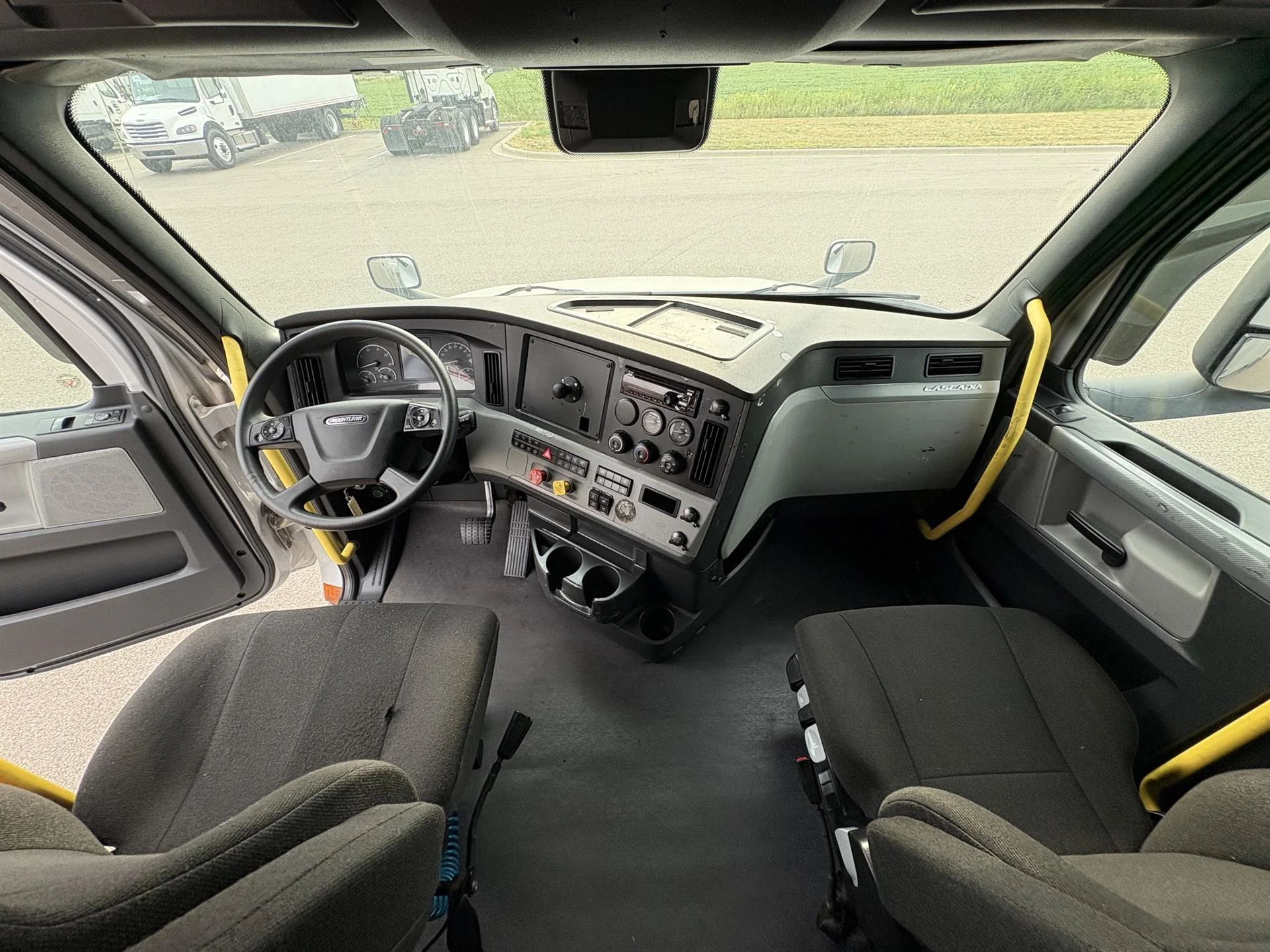2022 Freightliner Cascadia in Inver Grove Heights, MN — photo 19