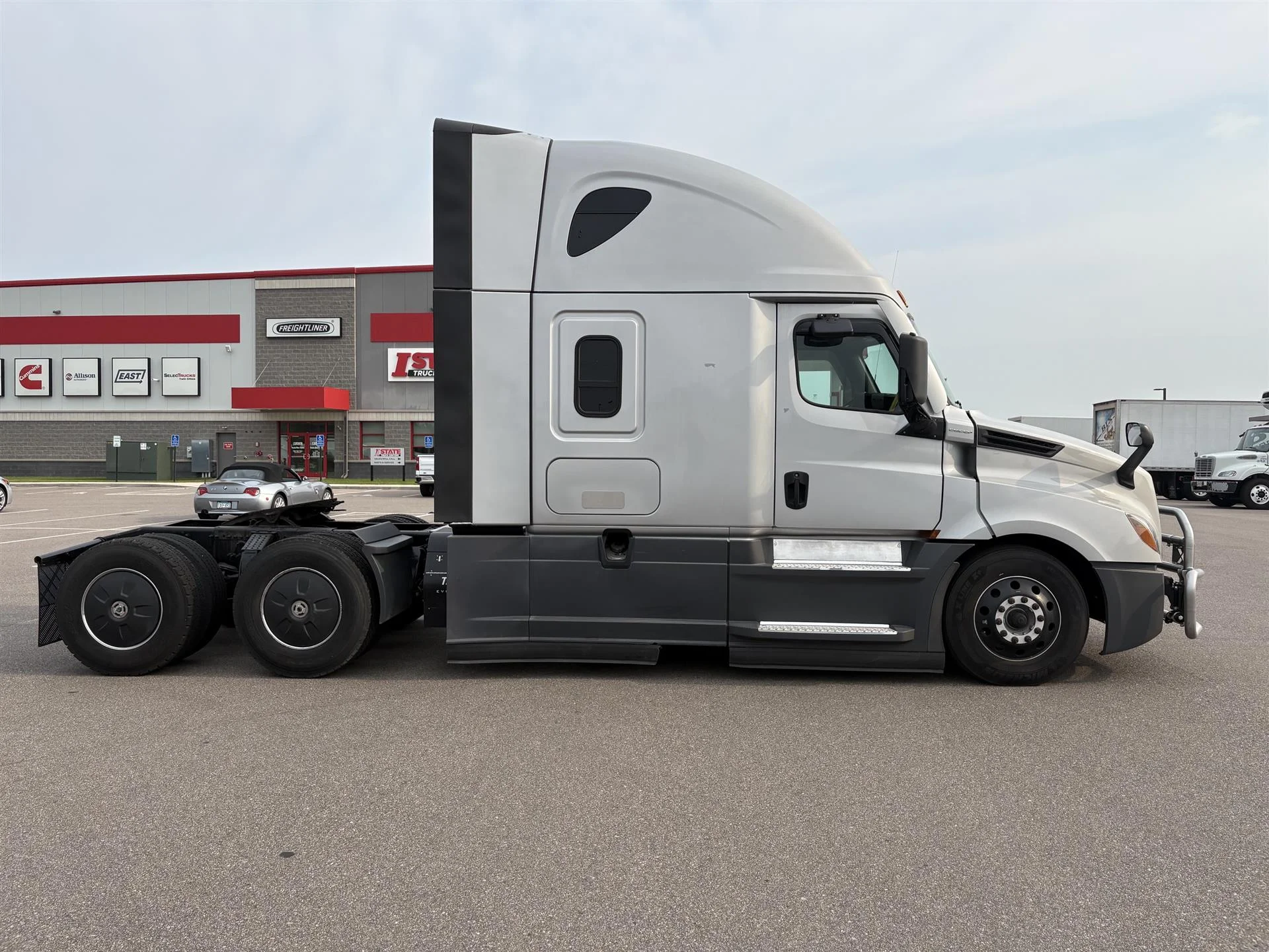 2022 Freightliner Cascadia in Inver Grove Heights, MN — photo 2