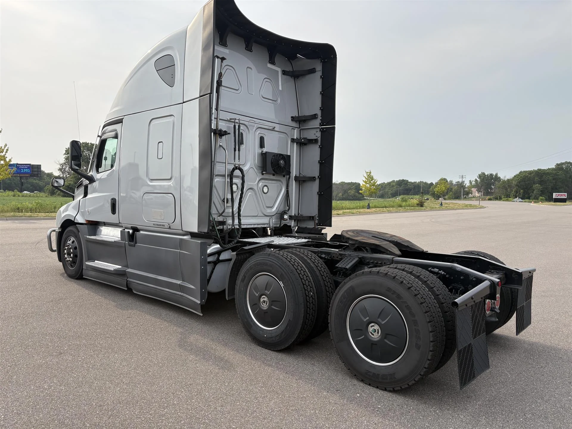 2022 Freightliner Cascadia in Inver Grove Heights, MN — photo 5