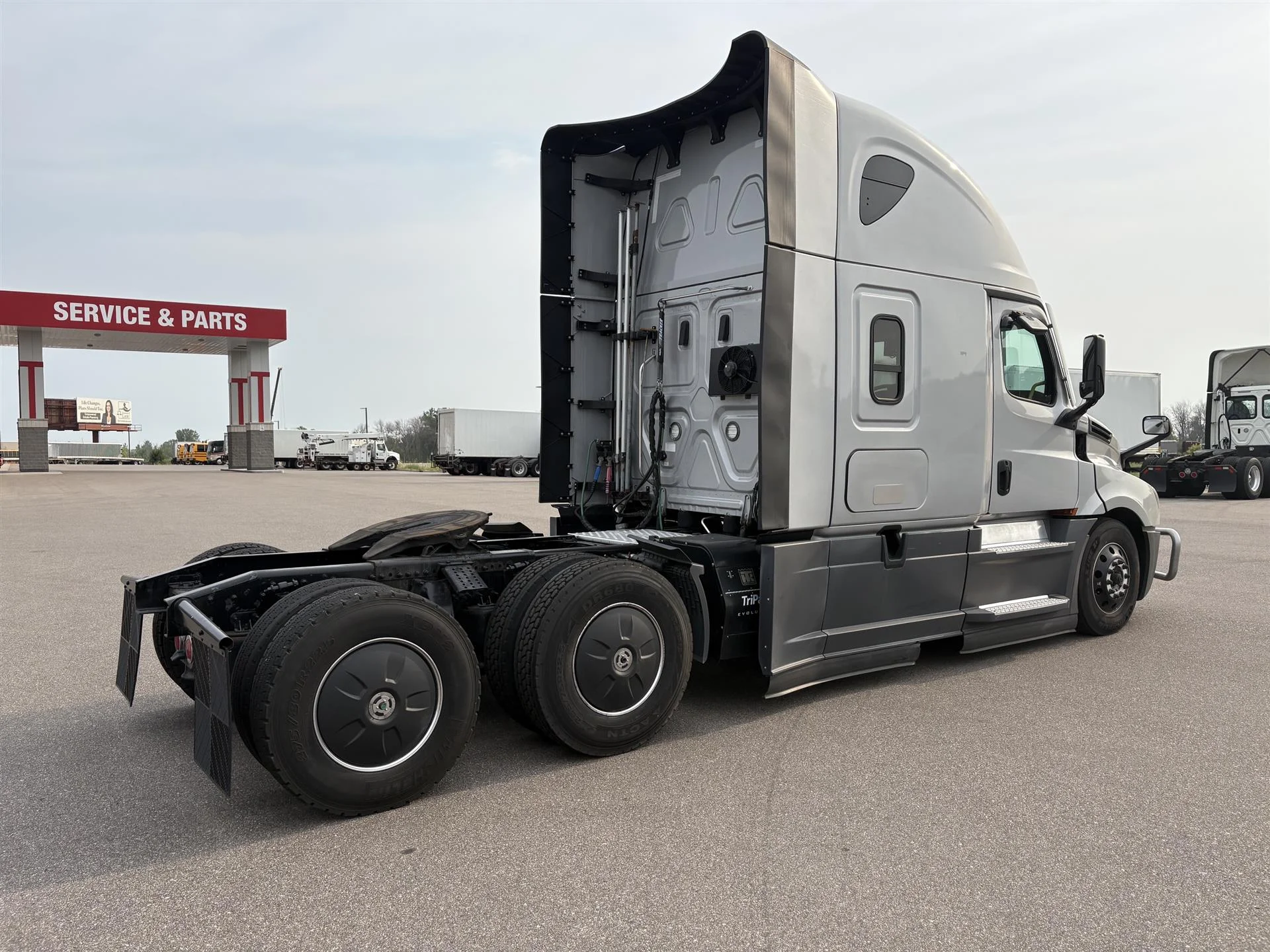 2022 Freightliner Cascadia in Inver Grove Heights, MN — photo 3