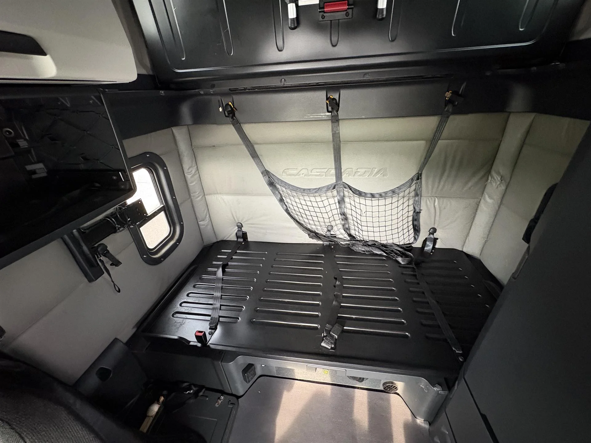 2022 Freightliner Cascadia in Inver Grove Heights, MN — photo 18