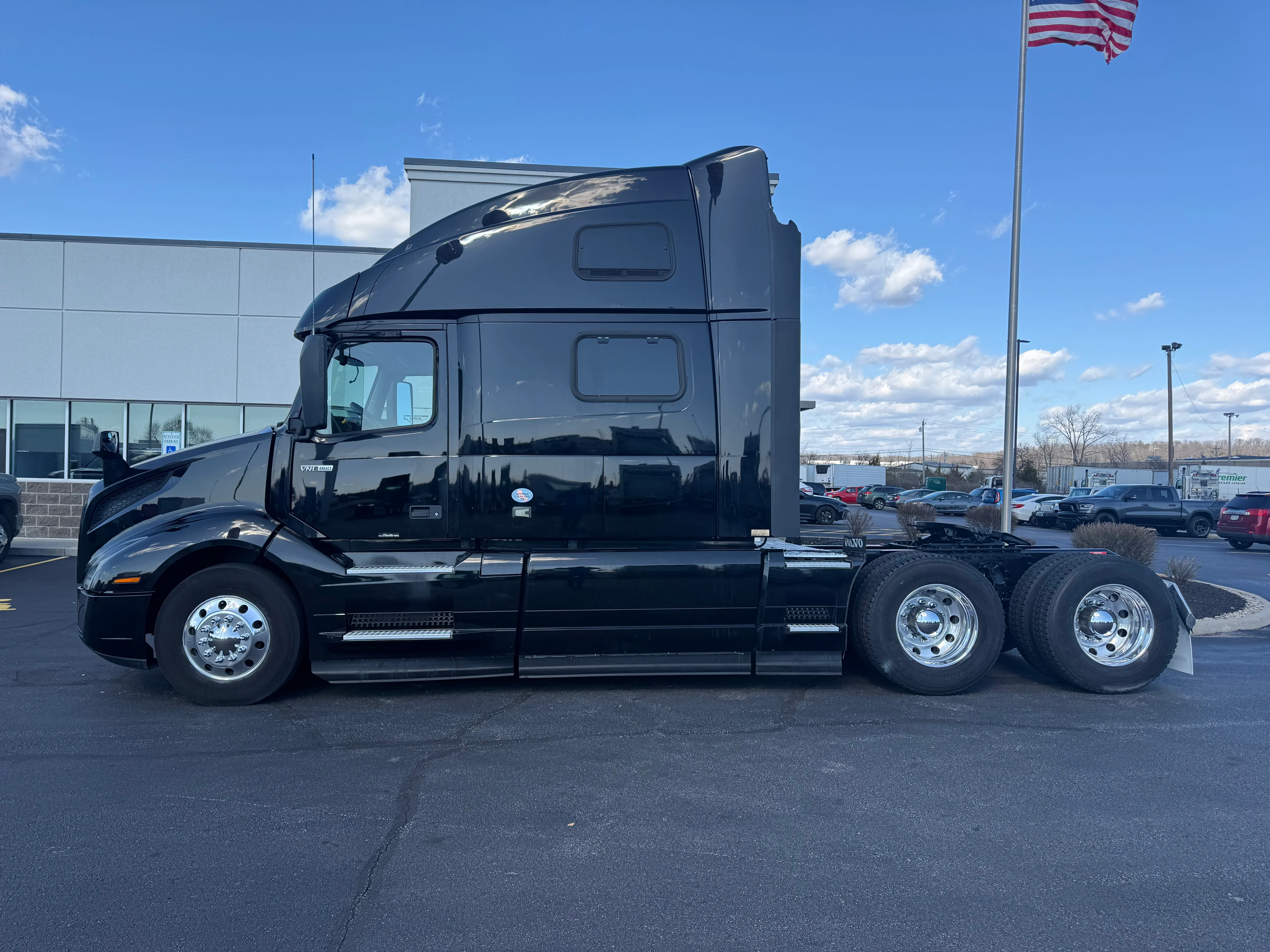 2020 Volvo VNL 860 in Cincinnati, OH — photo 2