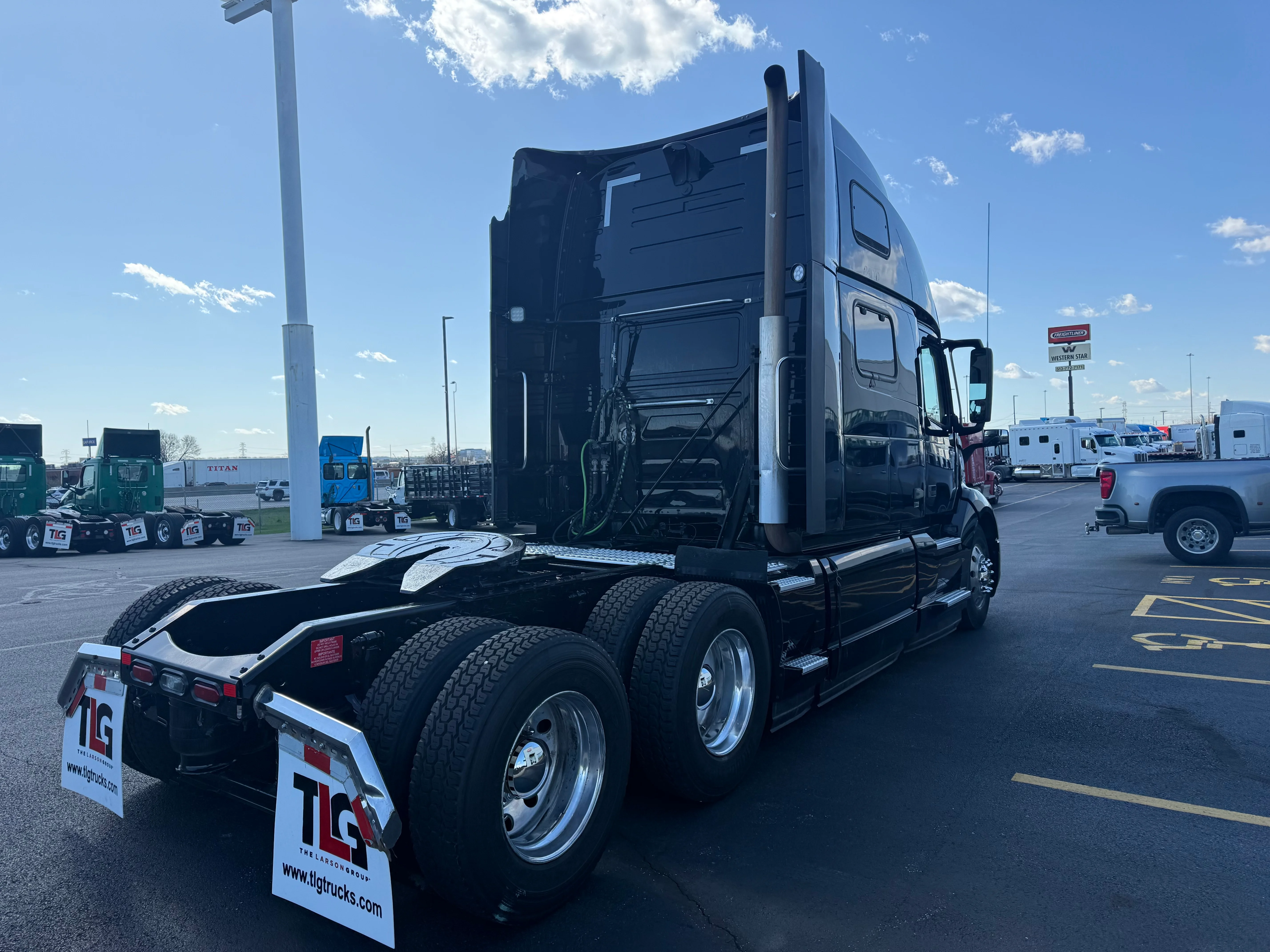 2020 Volvo VNL 860 in Cincinnati, OH — photo 5