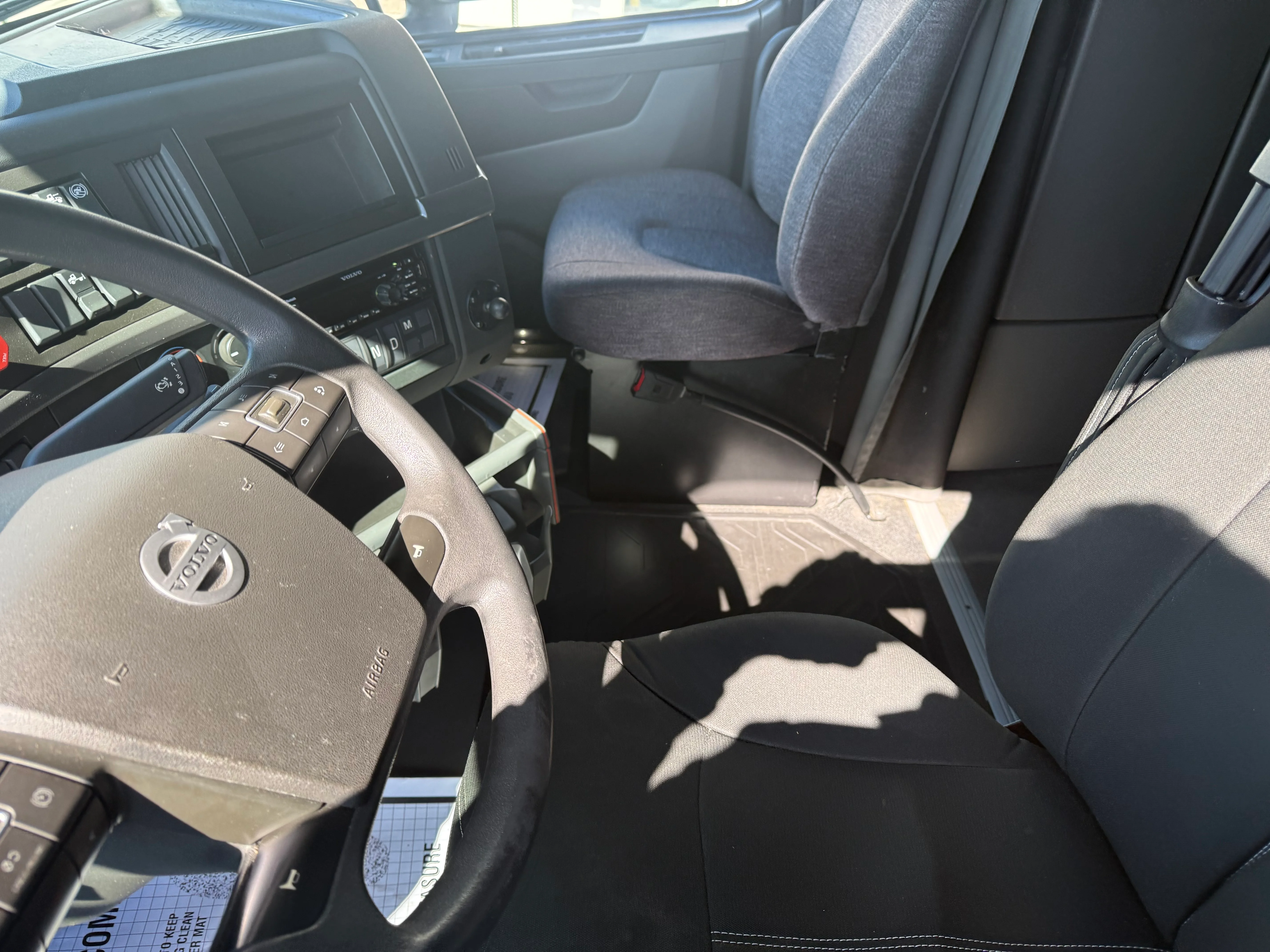 2020 Volvo VNL 860 in Cincinnati, OH — photo 16