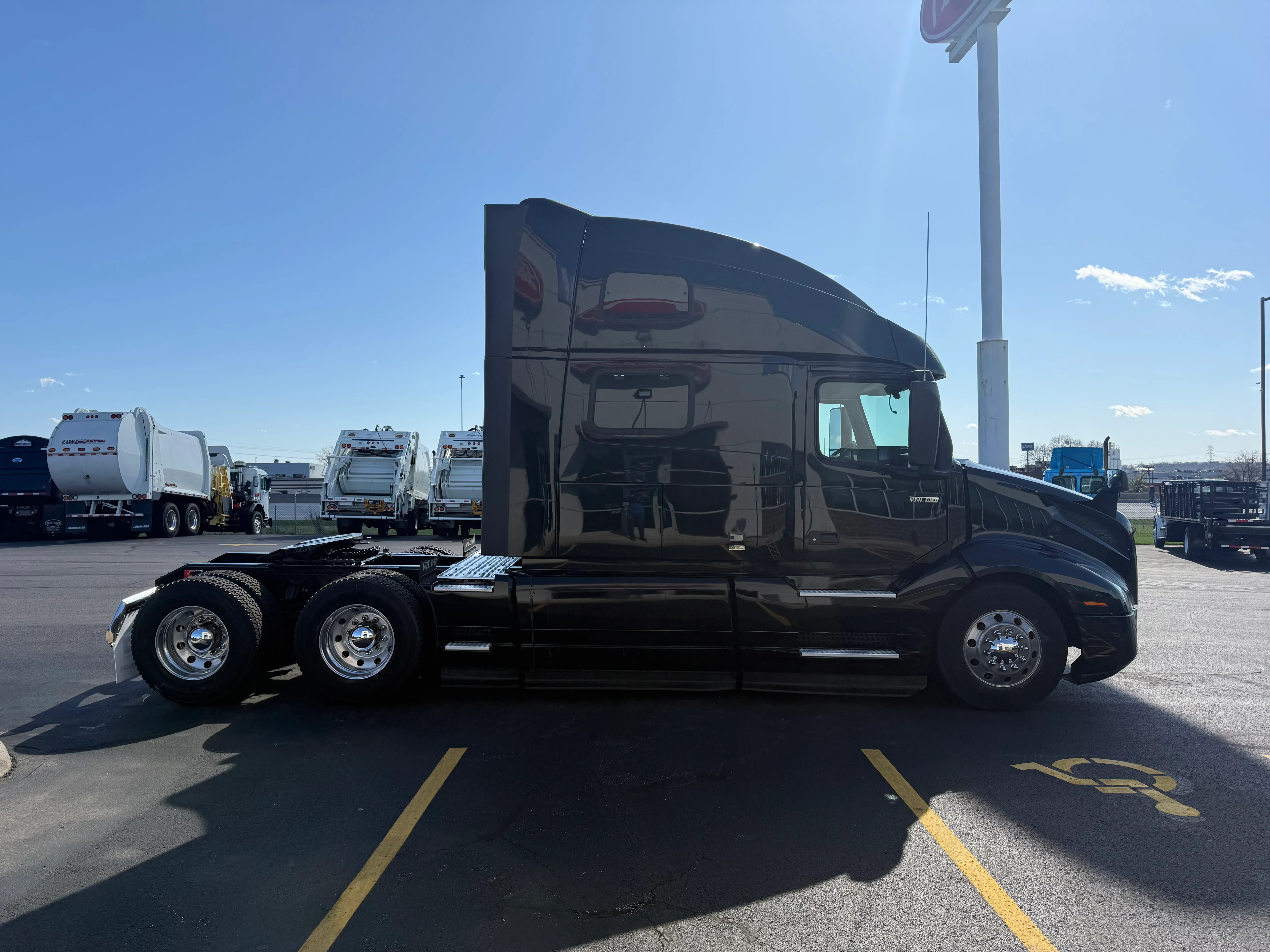 2020 Volvo VNL 860 in Cincinnati, OH — photo 6