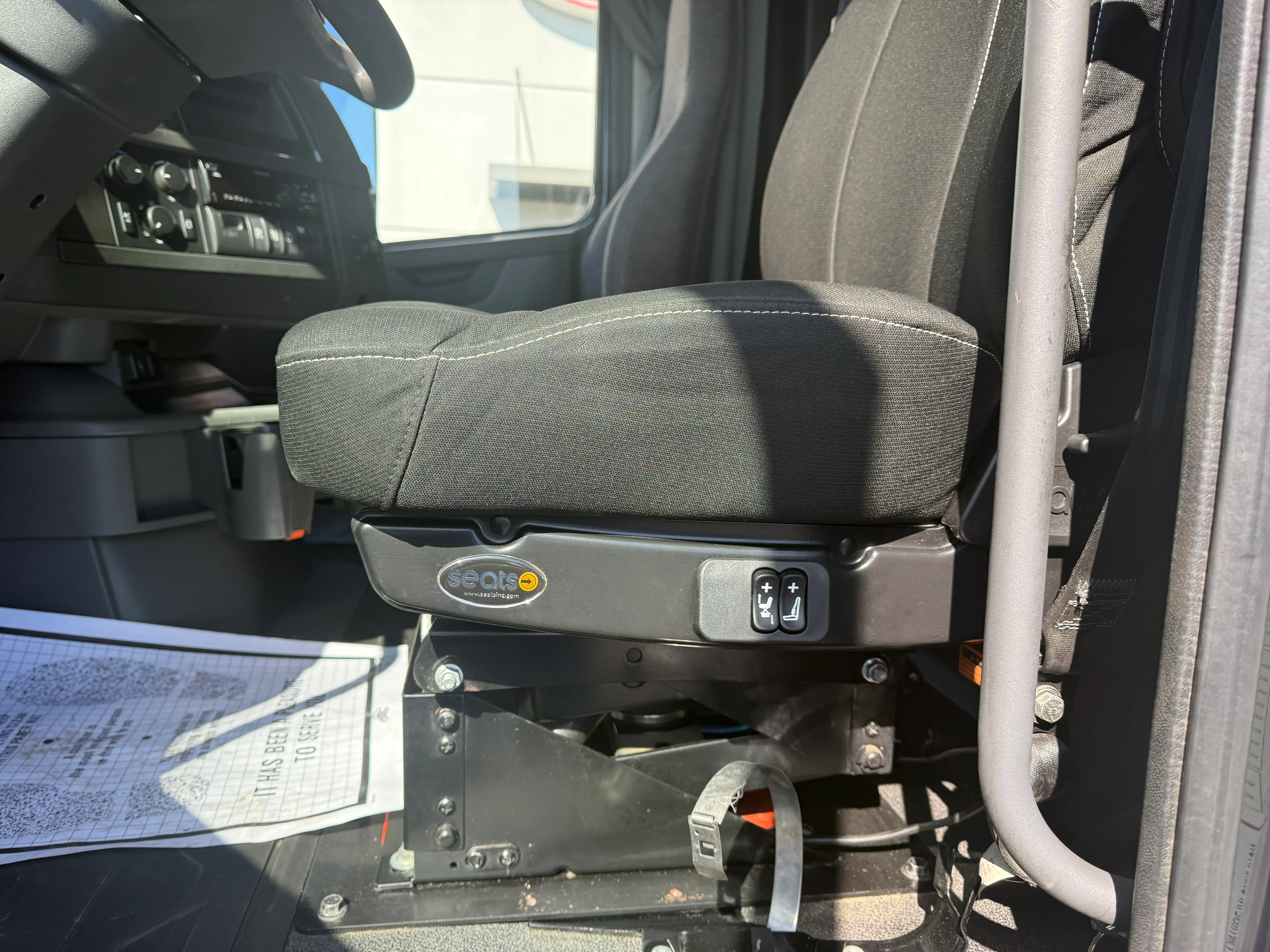 2020 Volvo VNL 860 in Cincinnati, OH — photo 15