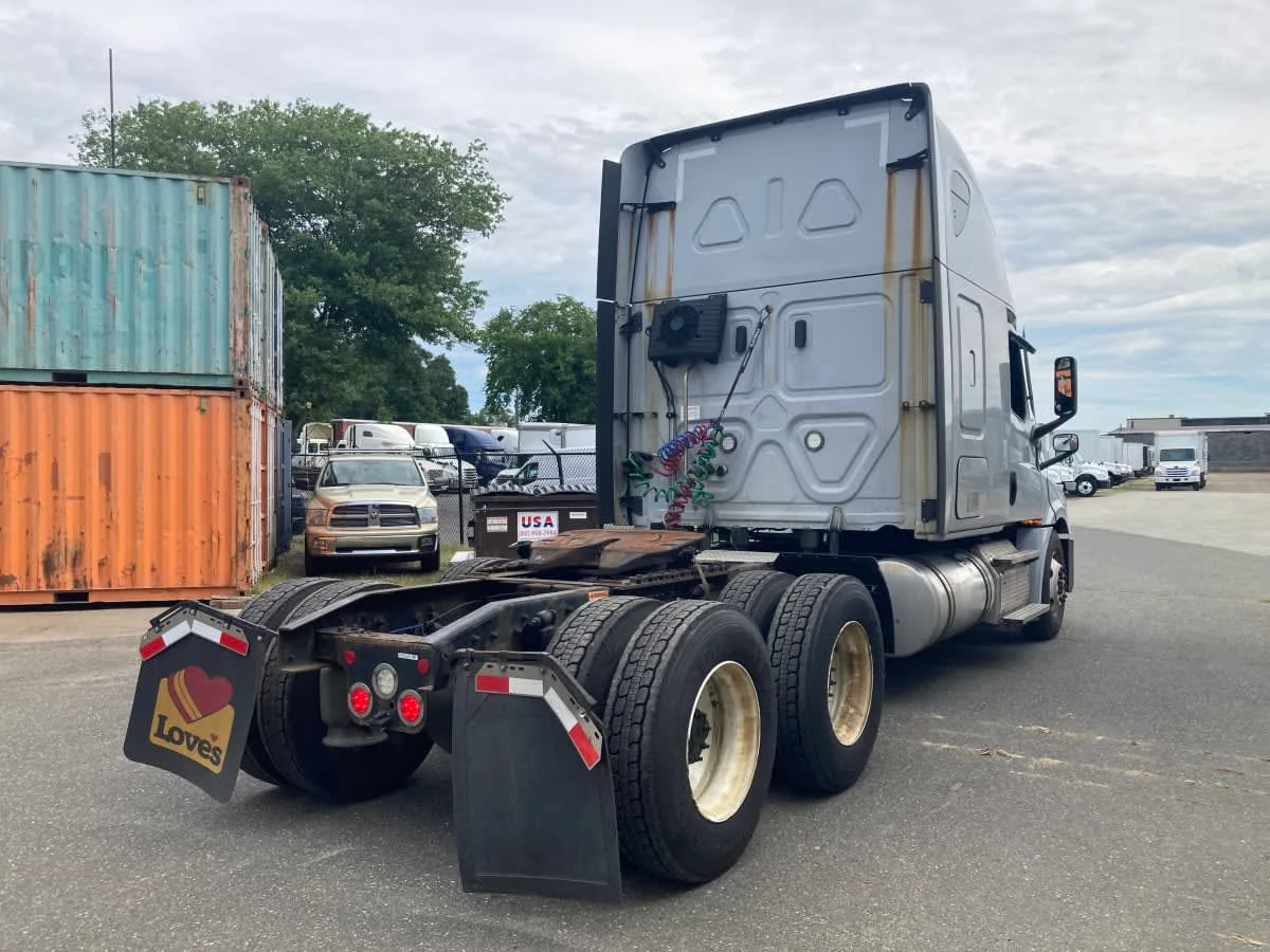 2021 Freightliner Cascadia in Springfield, MA — photo 4