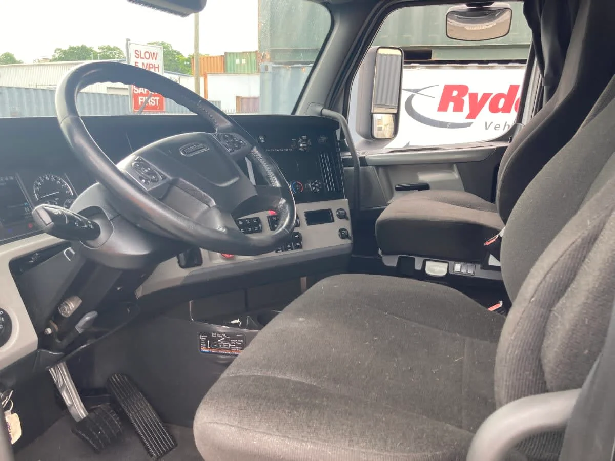 2021 Freightliner Cascadia in Springfield, MA — photo 11